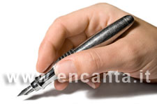 Una mano che impugna una penna: i modi in cui si puo' tenere una penna sono molti